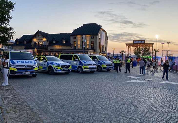 Polisen brukar ha god uppställning runt festivalen på kvällarna då det är tusentals mer eller mindre berusade personer i området. Foto: Peter Jakobsson