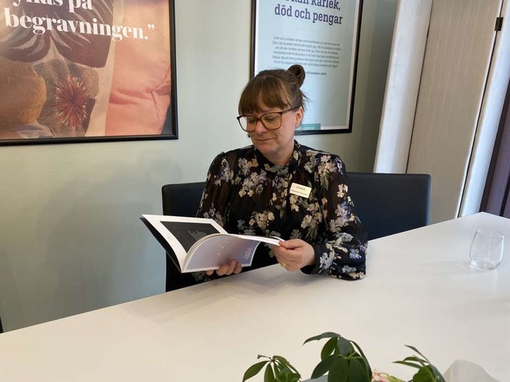 Elisabeth Grönander rekommenderar alla att registrera sig i något av de register som begravningsbyråerna har. Hos Fonus är det Vita arkivet och man kan registrera sig både digitalt och i ett häfte där man skriver för hand. Foto: Carina Nilsson