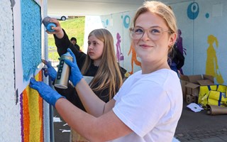 Från grå betong till färgstarkt blickfång