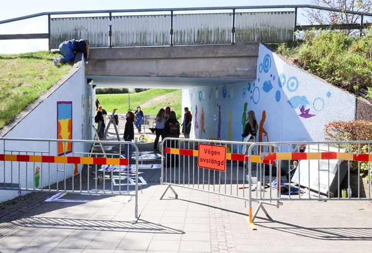 I flera dagar var tunneln avstängd så eleverna från Apelrydsskolan kunde måla tunneln. Foto: Peter Jakobsson