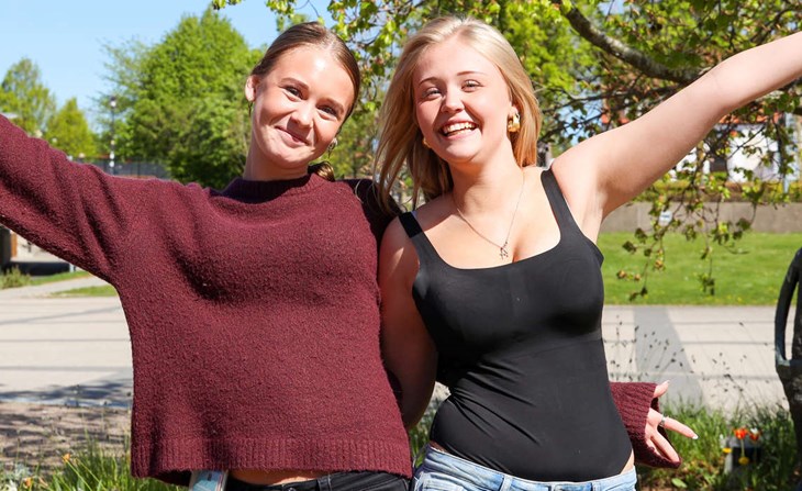 "Välkomna på Levande tivoli!" hälsar Wilja Lilleberg Hall och Olivia Bergh. Foto: Peter Jakobsson