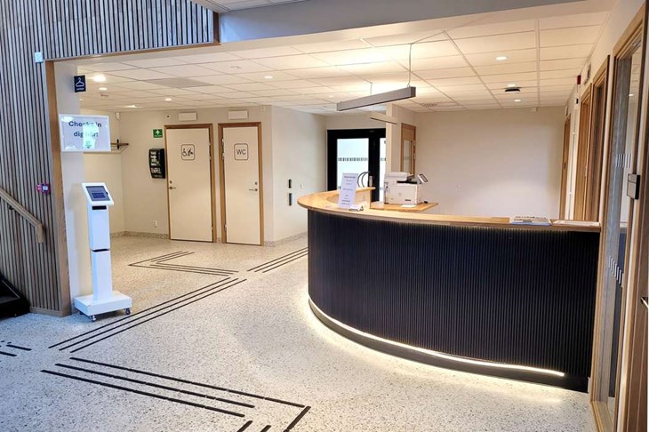 Receptionsdisken ska glasas in för att öka säkerheten. Samtidigt åtgärdas buller och bristande ergonomi till en kostnad av cirka en halv miljon kronor. Foto: Rickard Gustafsson