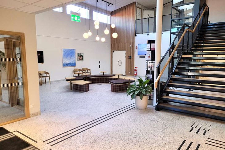 Foajén fungerar som kommunhusets hjärta, men de öppna ytorna och de hårda materialvalen har skapat oväntade utmaningar med akustiken. Foto: Rickard Gustafsson