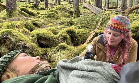 Becca flyttade tatuerandet från Båstad till trollskogen