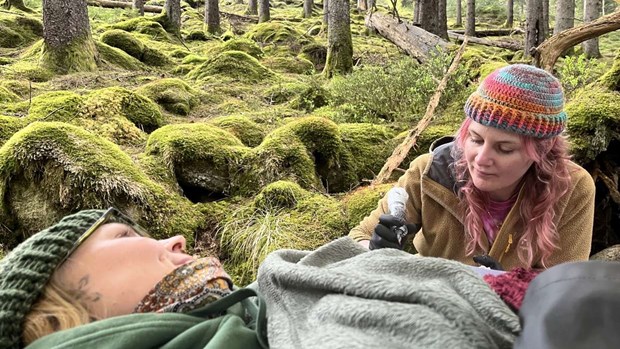 Becca tatuerar – mitt i trollskogen