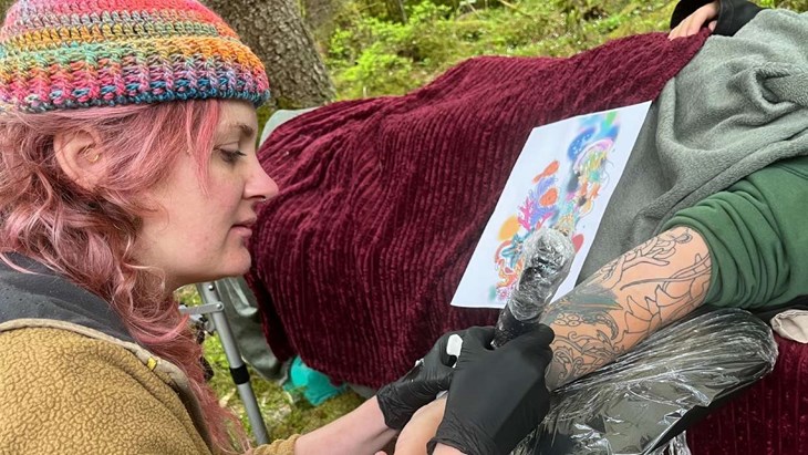 Upplevelsen av själva tatuerandet blir en del av tatueringen, menar både Becca och Greta. Foto: Per Brolléus