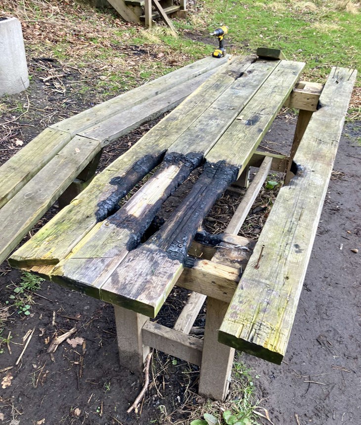 Bordet hade förstörts och byggts om efter denna skadegörelsen som var tidigare i vår. Foto: Isak