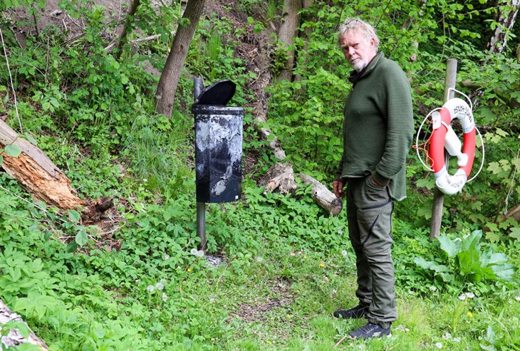 Isak konstaterar skadegörelsen efter eldandet. "Man blir bara trött på detta". Foto: Peter Jakobsson