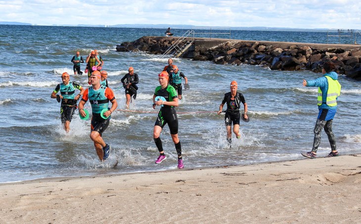 Deltagare kliver upp på stranden i Båstad efter en kortare simtur. Foto: Peter Jakobsson