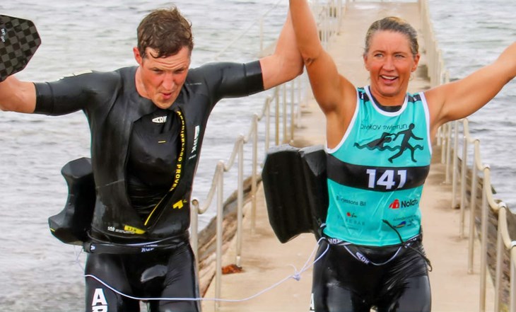 Vinnarna och makarna Anders och Helen Wikmar vann 2023-års upplaga av Torekov Swimrun. Foto: Peter Jakobsson
