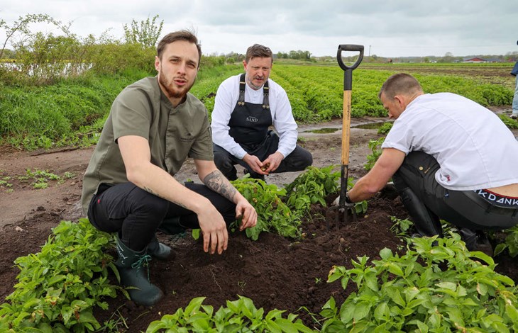 Adam från Torekov Hotell och Andreas från Restaurang Sand hade ganska klar bild över vad de skulle göra med primörerna. Foto: Peter Jakobsson