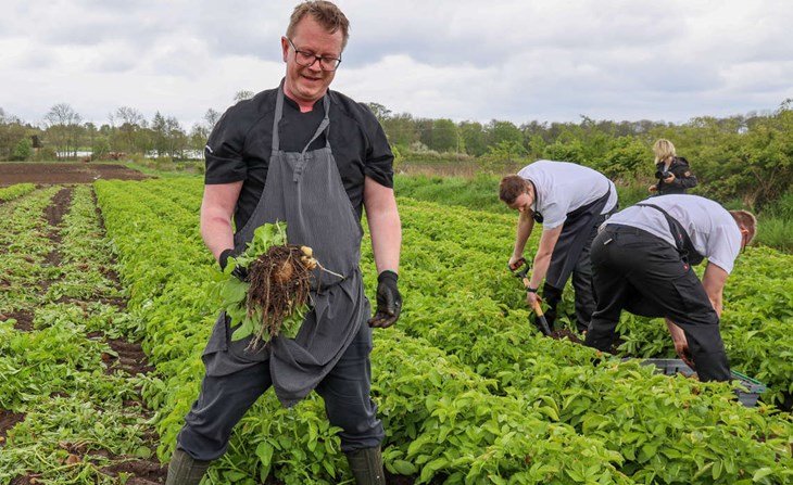 Fredrik från Hamnkrogen i Torekov kämpade på i den blöta jorden. Foto: Peter Jakobsson