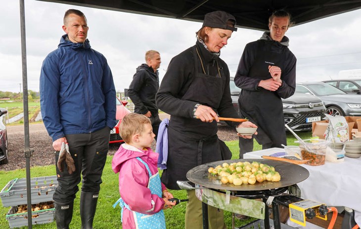 Titti Qvarnström lagade lite potatis till alla som hade samlats. Foto: Peter Jakobsson