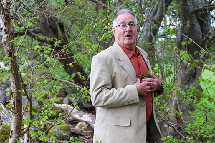 Andrew Langdon på besök vid nedslagsplatsen i Båstad. Ett tillfälle som blev "breathtaking" för honom när han visualiserade hur hans fars plan kraschade här och besättningen klarade sig. Foto: Peter Jakobsson