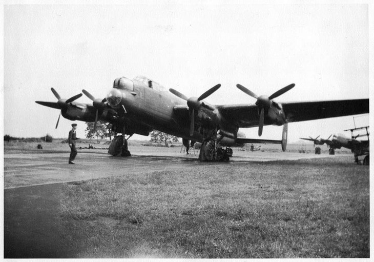 Bombplan av typen Lancaster ME 742 som kraschade i Båstad i augusti 1944.