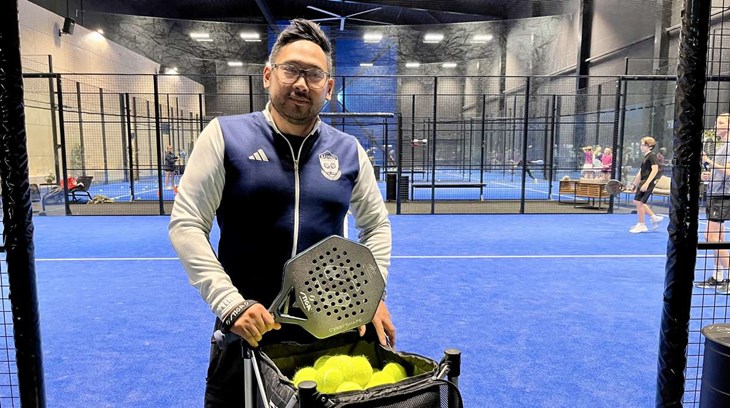Robert Karlsson är tränare i Båstad Padelklubb. Foto: Johan Jönsson