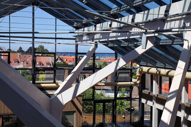 Från övre loftgången är det havsutsikt genom ineergården. Foto: Peter Jakobsson