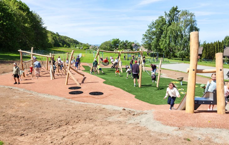 Runt den nya lekplatsen i Östra Karup ska nu gräset växa upp så det blir lite grönare. Bakom den ligger nya hundrastgården och utegymmet. En plats för alla åldrar att samlas på. Foto: Peter Jakobsson