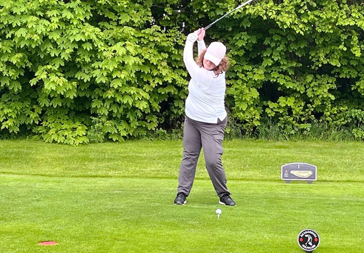 Emily Horning, Söderslätts GK, är helt blind och gjorde sin första tävling på paragolf-touren. Trots stor nervositet inför första utslaget skickade hon iväg bollen mitt i fairway. Foto: Privat