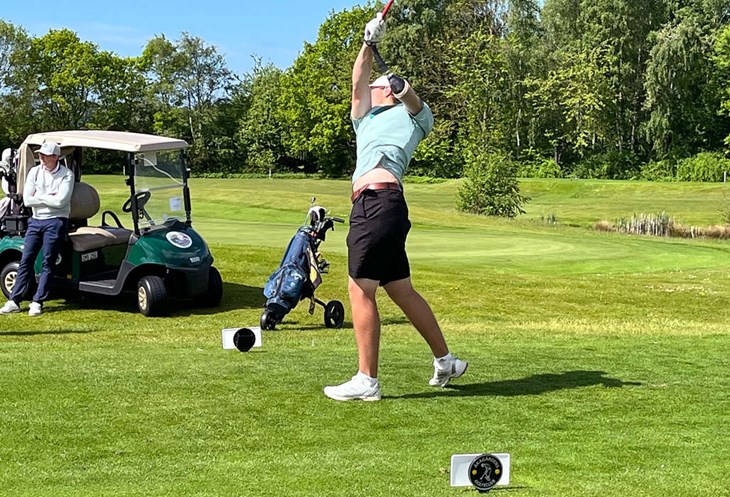 21-årige Gustav Stigsson Andersson, Karlstads GK, visar att det går alldeles utmärkt att spela golf med bara en arm plus protes. Han är plushandicapare och vann i fjol EM-silver. Foto: Privat