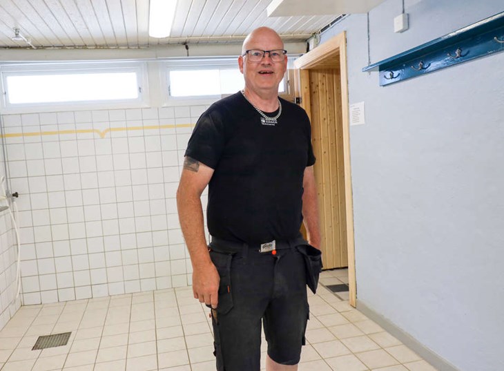 Patric Johansson visar att omklädningsrummen fräschats upp. Foto: Peter Jakobsson