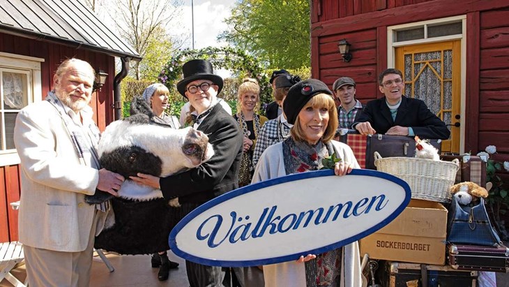 Eva Rydberg hälsar publiken välkommen tillbaka till Fredriksdal för hennes finalsommar där. Foto: Pressbild