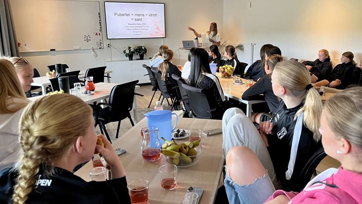 Båstads GIF-tjejerna lyssnar intresserat på Magdalena Kuras föreläsning. Foto: Johan Jönsson