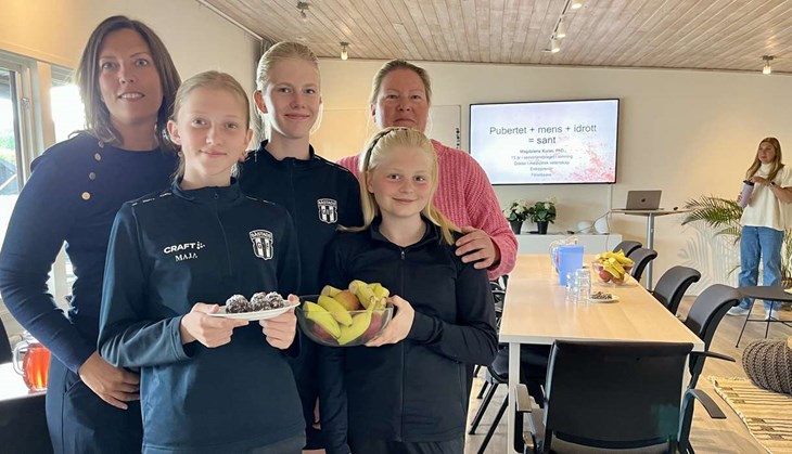 Maja Kjellsson, Emilia Evesson och Ella Stolt samt Maria Kjellsson och Anetter Eriksson är taggade på föreläsning med Magdalena Kuras. Foto: Johan Jönsson