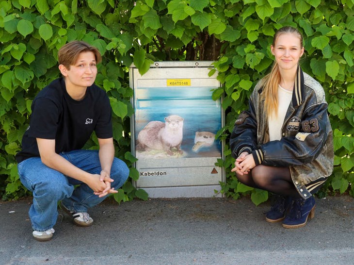 Leon Esperup och Nea Nilsson skapade ett motiv med uttrar till ett skåp. Foto: Peter Jakobsson