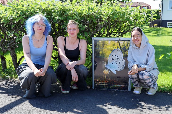 Magdalena Villa, Beatrix Korell, Somaye Akbari var med och skapade denna fjäril. Foto: Peter Jakobsson