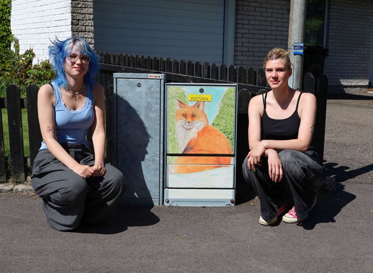 Magdalena Villa och Beatrix Korell har skapat en räv till detta skåp. Foto: Peter Jakobsson