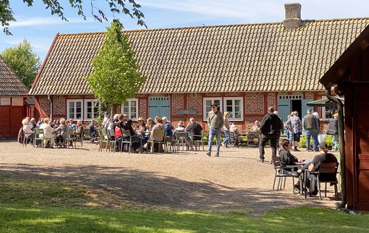 Fika och våfflor fanns att köpa för de som var sugna, vilket många verkade vara. Foto: Peter Jakobsson