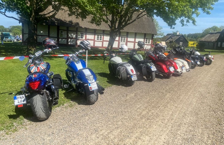 Några av de motorcyklarna som hade letat sig till träffen. Foto: Peter Jakobsson