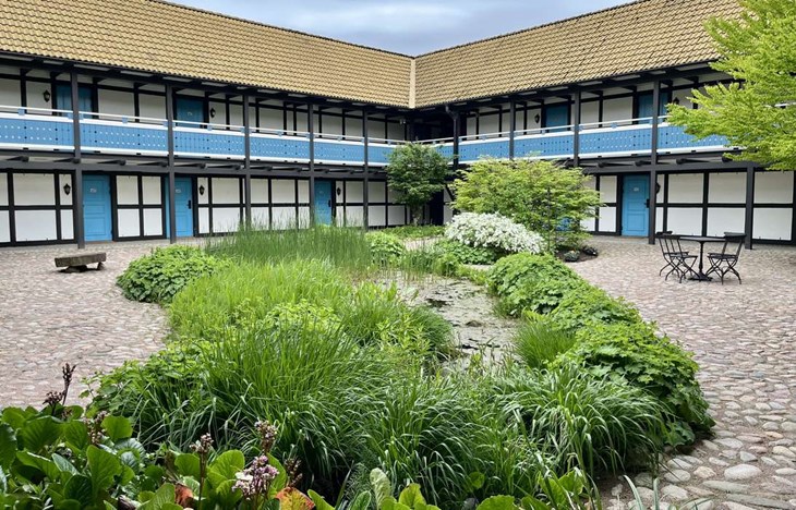 Trädgården börjar redan på innergården där det rinner en bäck. Foto: Johan Jönsson