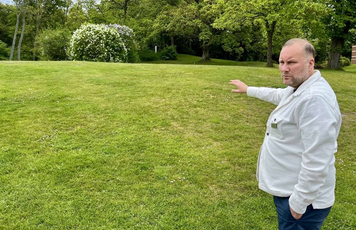 Martin Millefors berättar om planerna för trädgården. Foto: Johan Jönsson