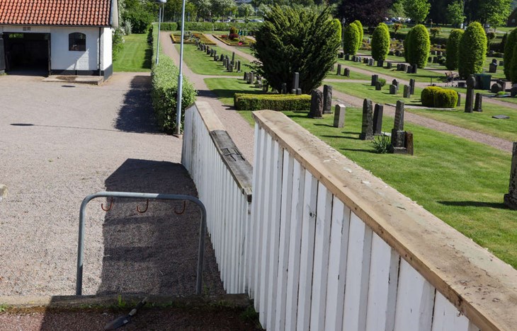 På murar runt om på kyrkogården saknas nu kopparplåtarna som ligger ovanpå för att skydda. Foto: Peter Jakobsson