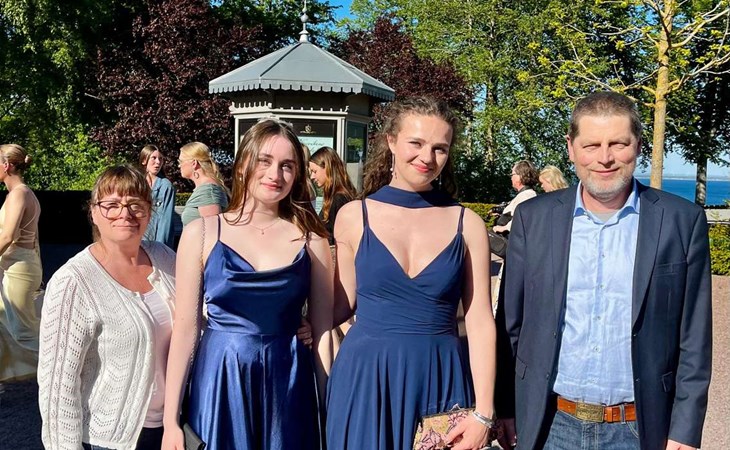 Carla Mittemeyer tillsammans med sin värdfamilj med Elisabeth, Matilda och Stefan Grönander. Foto: Privat