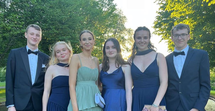 Carla läste naturprogammet på Akademi Båstad och kom tillbaka för att fira balen och studenten med sin gamla klass. Foto: Privat