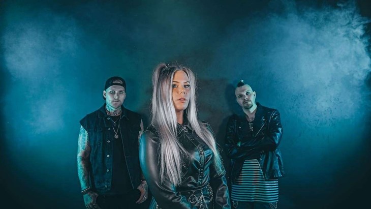 Sofie Svensson & Dom där levererar en blandning av pop, punk  och rock med en jäkla tvist och mycket bas. Foto: Press
