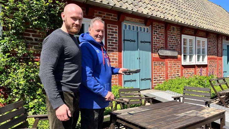 Leos pappa Adam fixar med borden. Foto: Per Brolléus