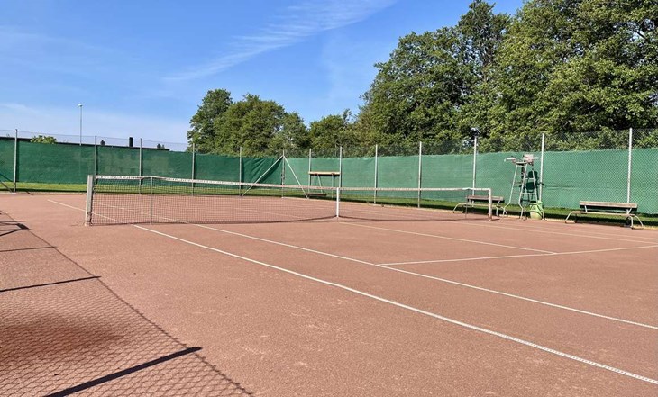 Banorna är omlagda med 40 ton tennisgrus. Foto: Johan Jönsson
