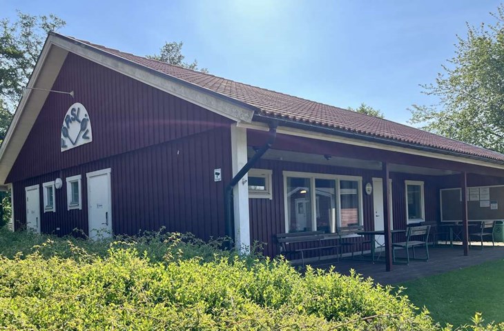 Klubbstugan är rejäl. Men när den bygdes på 1980-talet hade Förslövs TK flera hundra medlemmar. Fortfarande är klubbstugan uppskattad av medlemmarna och de som hyr banor. Foto: Johan Jönsson