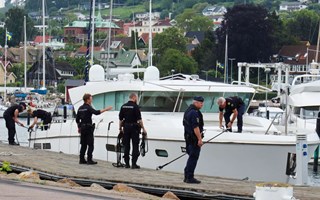 Stor polisinsats i Båstad hamn – lyxbåt beslagtogs