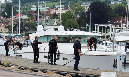 Stor polisinsats i Båstad hamn – lyxbåt beslagtogs