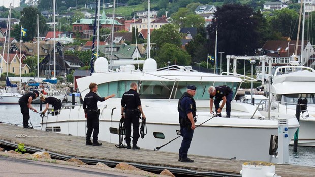 Stor polisinsats i hamnen – lyxbåt togs i beslag
