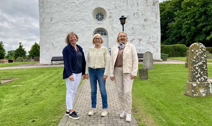 Anneli Segerstedt, Margareta Jonsson och Gunnel Runesson ser fram emot bredden i årets program på musikdagarna i Skummeslövs kyrka, där Malena Ernman är dragplåstret. Foto: Johan Jönsson