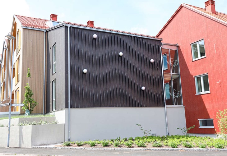 Från Tennisvägen syns konstverket på den svarta fasaden. Foto: Peter Jakobsson