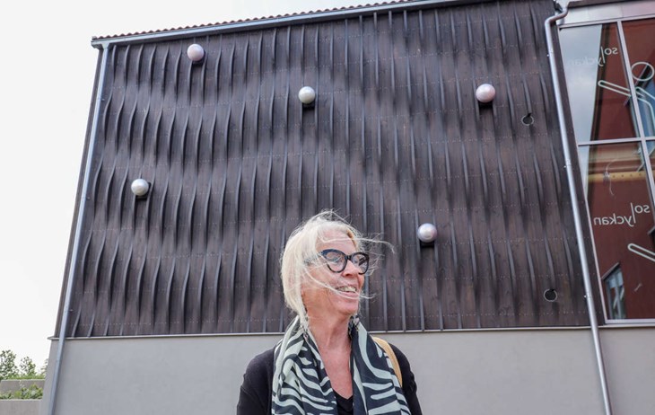 Christel Amos Jönsson är konstnären bakom det offentliga konstverket Pärlan i centrala Båstad. Foto: Peter Jakobsson