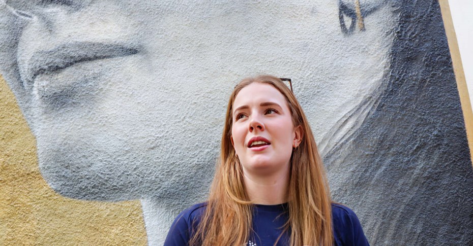 Isabella fick äntligen se sig själv på väggmålningen