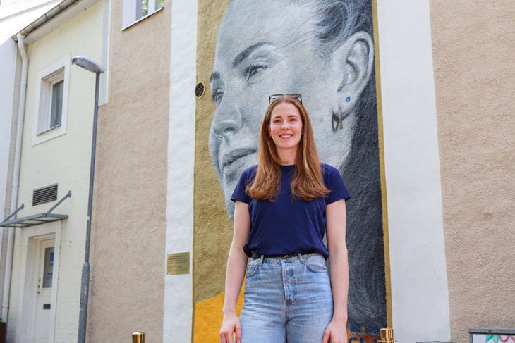 Isabella Haak är 195 centimerat lång, målningen är över fem meter hög. Foto: Peter Jakobsson